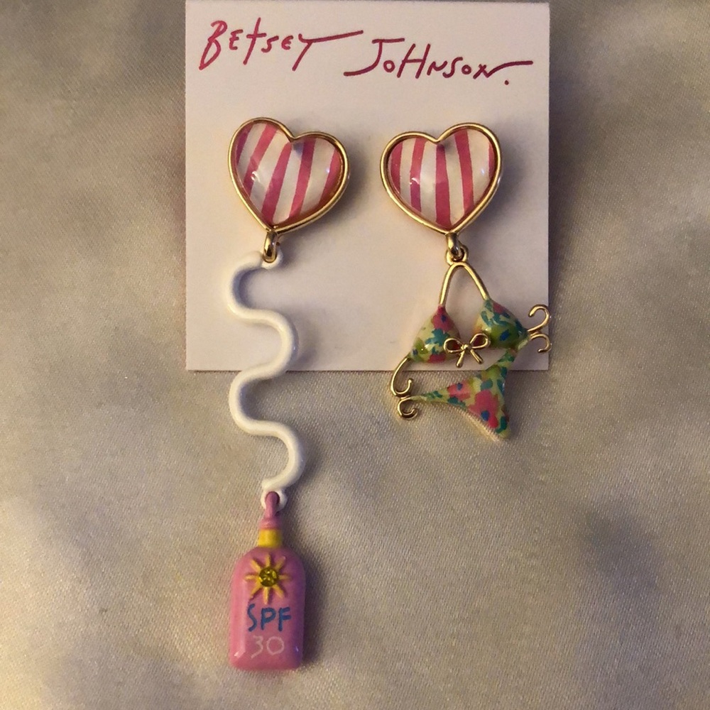Betsey Johnson Bikini & Sunscreen Mismatch Drop Earrings Acrylic Heart NWT - Picture 3 of 14